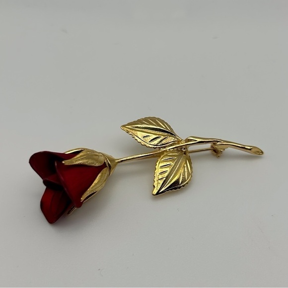Vintage Red Rose and Gold Tone Stem and Leaves Long Brooch Signed - Picture 4 of 6